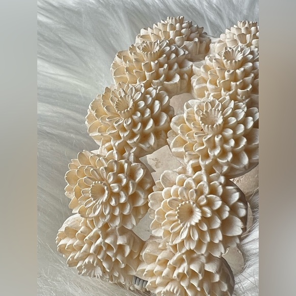 🤍 Faux Coral Flower Hinged Bracelet 🤍 - Picture 5 of 10